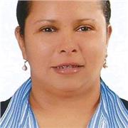 Docente de artes plásticas brinda clases de pintura a niños y jóvenes